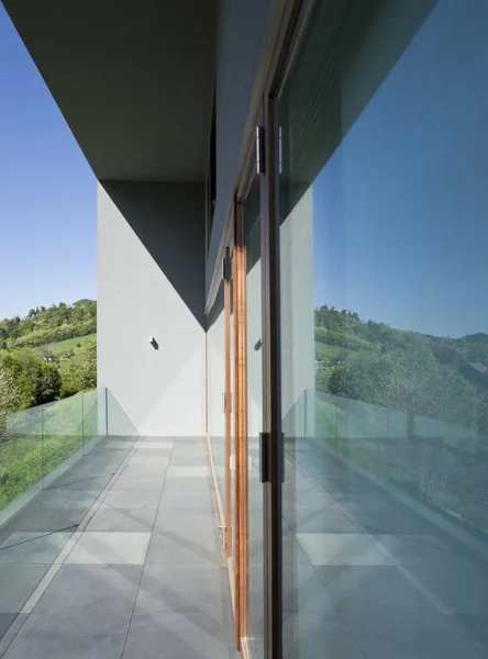 Außenbalkon der Villa im modernen Stil — Stockfoto