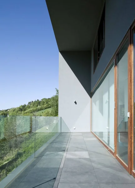 Exterieur balkon van moderne stijl villa — Stockfoto