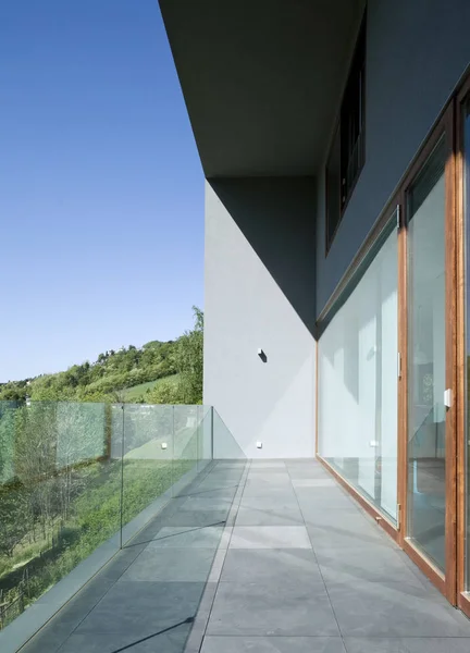 Balcone esterno della villa in stile moderno — Foto Stock