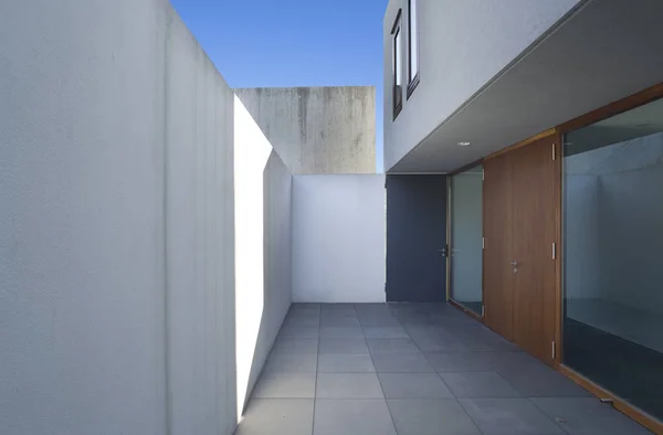 Außenbalkon der Villa im modernen Stil — Stockfoto