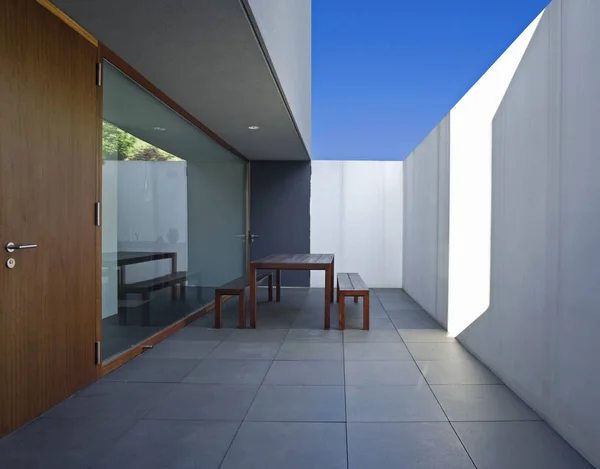 Utvändig balkong av modern stil villa — Stockfoto