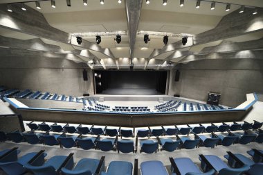 Bir konferans salonunun içinde.