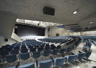Bir konferans salonunun içinde.