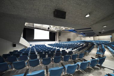 Bir konferans salonunun içinde.