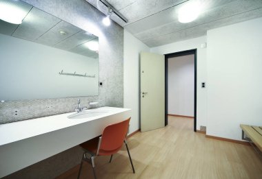 derli toplu ve şık bir binada iş D'de için soyunma odası