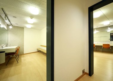 derli toplu ve şık bir binada iş D'de için soyunma odası