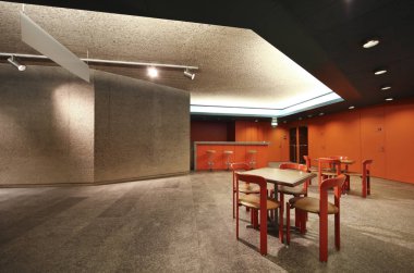 Kırmızı duvarlar ve beton ile şık yeraltı bar