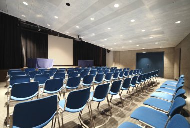 Bir konferans salonunun içinde.