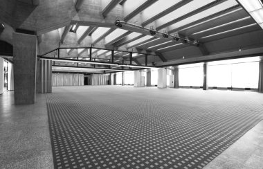 Modern bir konferans salonu.