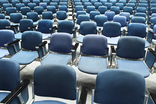 Bir konferans salonunun içinde.