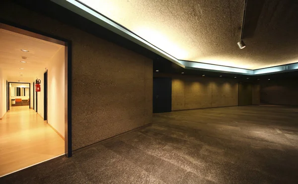 Flur und großes Wohnzimmer mit beleuchteter Decke — Stockfoto