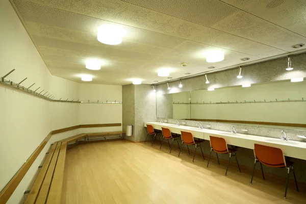 Umkleidekabine ordentlich und stilvoll in einem Gebäude für Geschäftstreffen — Stockfoto