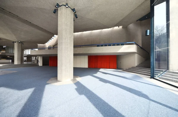 Moderna beton bygga för offentliga evenemang, inomhus — Stockfoto