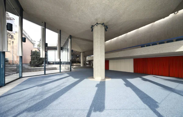 Moderno edificio de beton para eventos públicos, interior —  Fotos de Stock