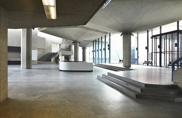 Moderne beton gebouw voor openbare evenementen, indoor — Stockfoto