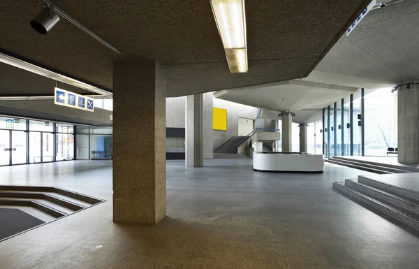 现代 beton 大厦为公众活动, 室内 — 图库照片