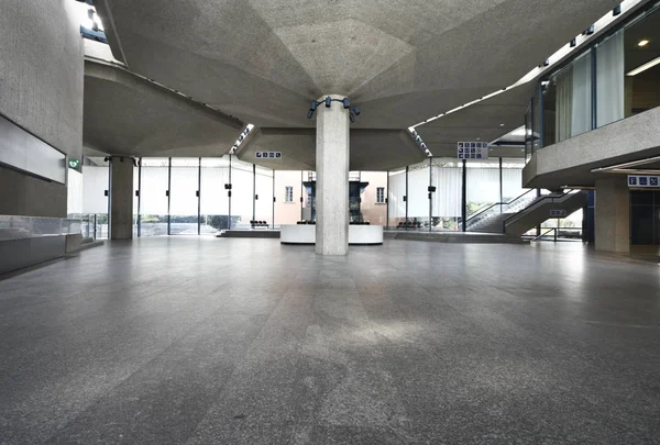 Prédio beton moderno para eventos públicos, interior — Fotografia de Stock