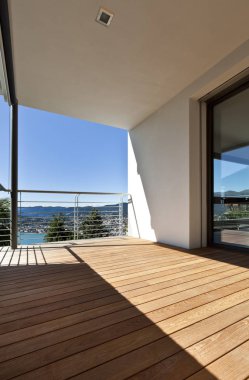 Modern ev panoramik manzaralı balkon