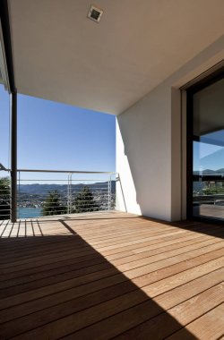 Modern ev panoramik manzaralı balkon