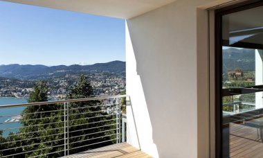 Modern ev panoramik manzaralı balkon