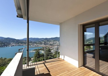 Modern ev panoramik manzaralı balkon