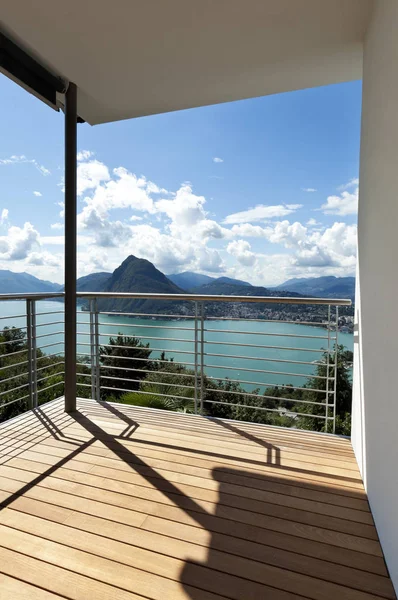 Balkon des modernen Hauses mit Panoramablick — Stockfoto