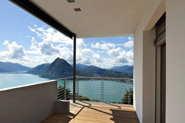 Varanda de casa moderna com vista panorâmica — Fotografia de Stock