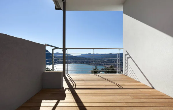 Balkon van stadsvilla met panoramisch uitzicht — Stockfoto