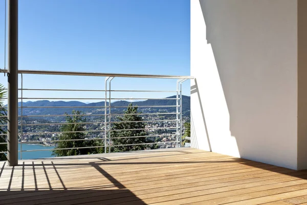 Varanda de casa moderna com vista panorâmica — Fotografia de Stock