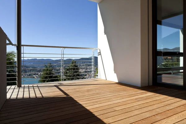 Modern ház panorámás erkéllyel — Stock Fotó