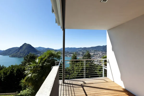 Varanda de casa moderna com vista panorâmica — Fotografia de Stock