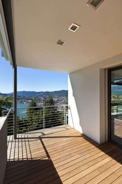 Balcone di casa moderna con vista panoramica — Foto Stock