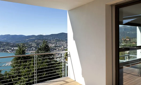 Varanda de casa moderna com vista panorâmica — Fotografia de Stock