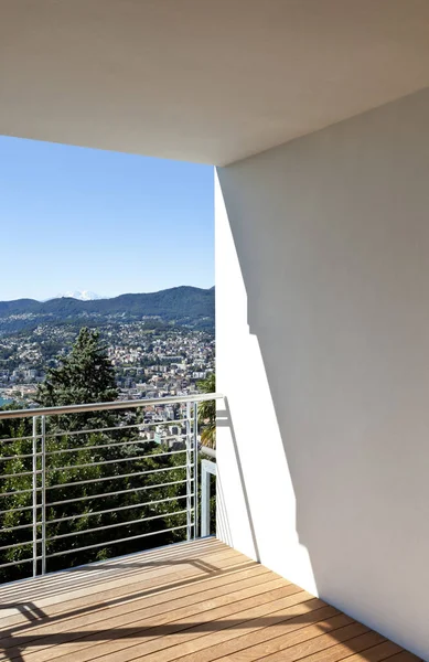 Balkon des modernen Hauses mit Panoramablick — Stockfoto