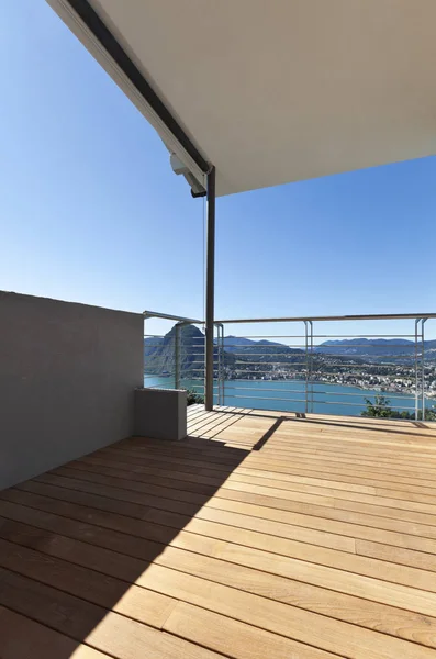 Balcone di casa moderna con vista panoramica — Foto Stock