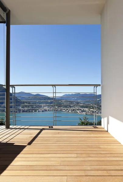 Balkon des modernen Hauses mit Panoramablick — Stockfoto