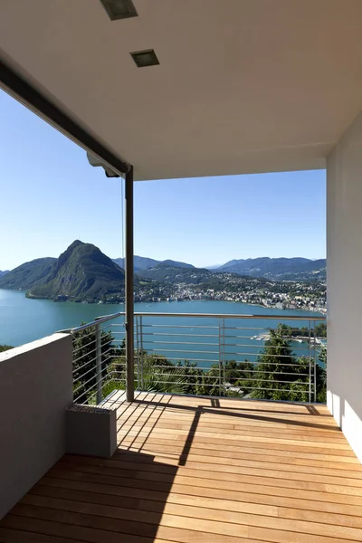 Balcón de casa moderna con vistas panorámicas — Foto de Stock