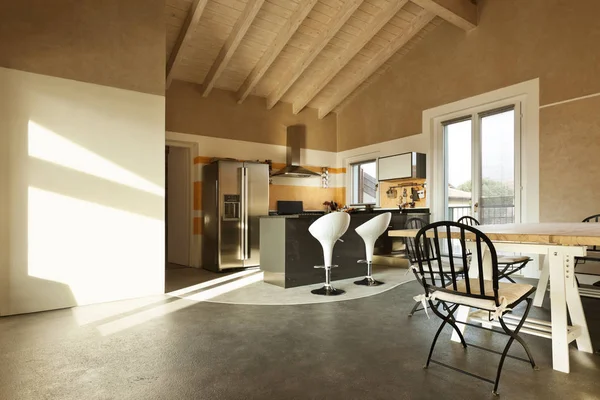 Innenraum Neuer Dachboden Möbliert Blick Auf Esstisch Und Küche — Stockfoto