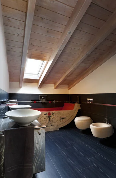 Interior, loft nuevo amueblado, cuarto de baño con bañera étnica —  Fotos de Stock