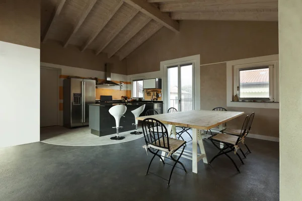 Wnętrze, nowe poddasze urządzone, widok na stole w jadalni i kuchni — Zdjęcie stockowe