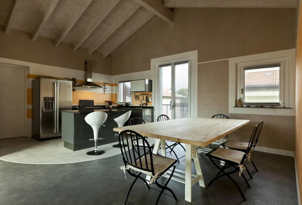 Interior, loft nuevo amueblado, vista a la mesa de comedor y cocina — Foto de Stock