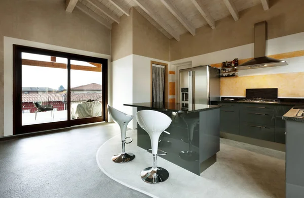 Innenausstattung, neuer Dachboden möbliert, Kücheninsel — Stockfoto