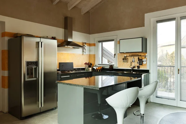 Interiér, nové podkrovní zařízený, kuchyň ostrov s dvěma židlemi — Stock fotografie