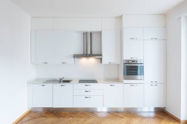 Mutfak ahşap zemin ile yenilenmiş açık alanda