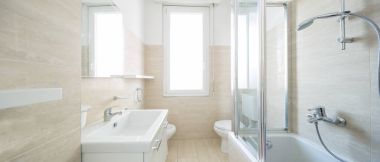 Yeni ve temiz banyo sonra yenileme