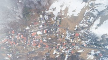 Dağ köyü, kimse sahnesinde havadan görünümü