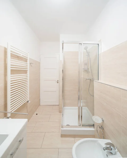 Новая и чистая ванная комната после ремонта — стоковое фото