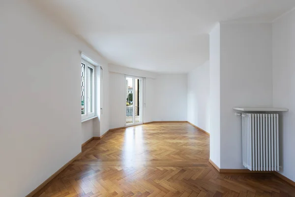 Ruangan kosong di apartemen dengan dinding putih dan lantai kayu — Stok Foto