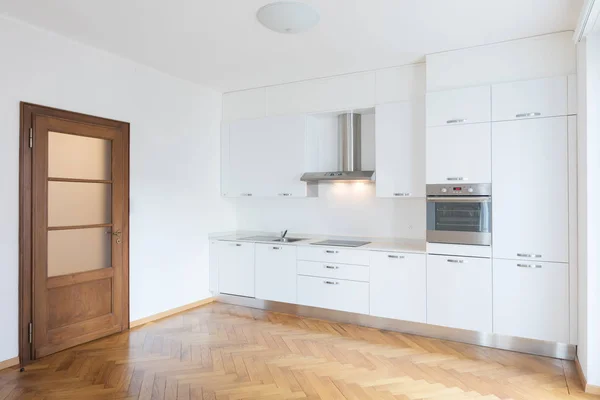 Cozinha em espaço aberto recentemente renovado com pisos de madeira — Fotografia de Stock