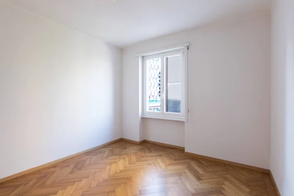Habitación vacía en un apartamento con paredes blancas y suelos de madera —  Fotos de Stock